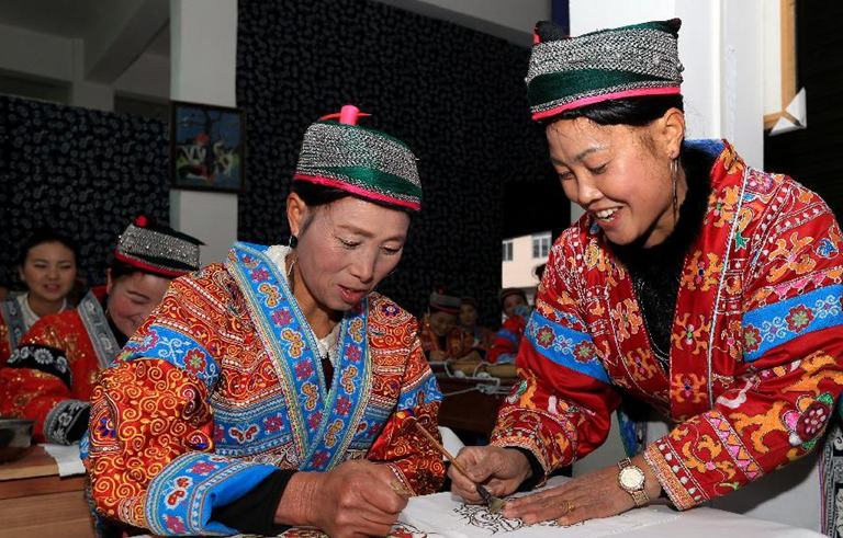 Batik and embroidery training course in Anshun