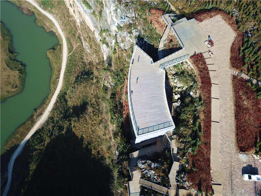 Floating art museum catches the eye in Guizhou