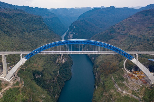 Bullet train conducts test run on Chengdu-Guiyang railway