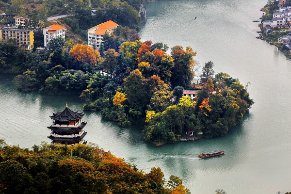 Tongren's Crystal Pavilion boasts beautiful scenes