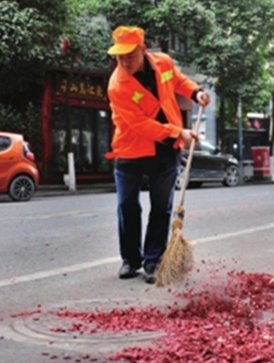 Guiyang: Busy cleaners during Spring Festival
