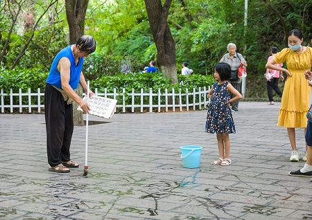 Guiyang becomes tourist hot spot during summer months