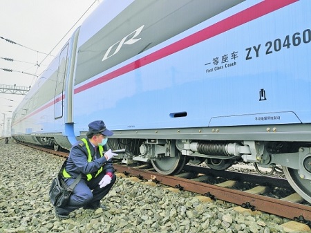 New Fuxing bullet train debuts in Guiyang