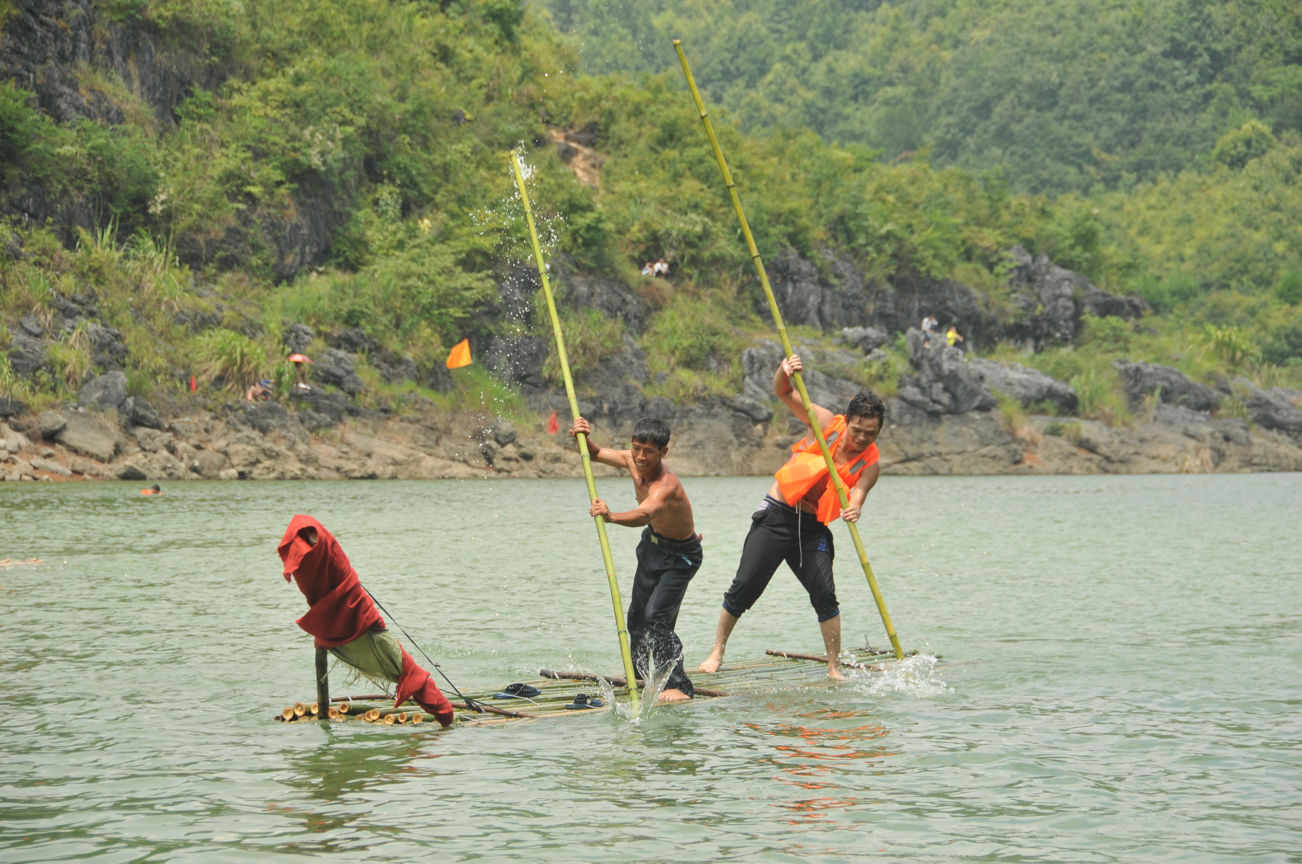 Guizhou hosts ethnic Shui traditional bamboo rafting match
