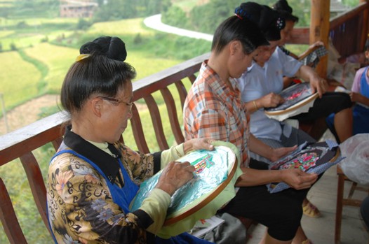 Women cooperative brings glamour to Miao village