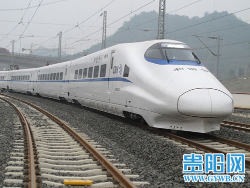 CRH2A bullet train makes trial run in Guiyang