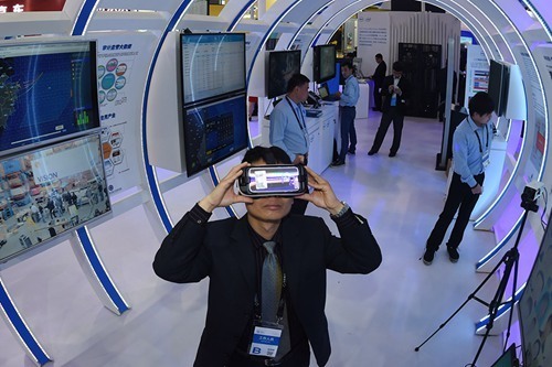 A man tries out a VR device during the ongoing Big Data Expo 2016 in Guiyang