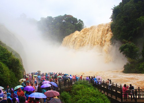 Surging Huangguoshu Waterfalls