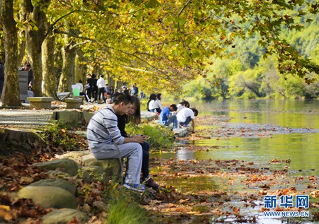 Huaxi Park lures visitors with autumn scenery