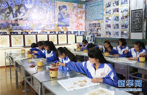 Intangible cultural heritages bloom among Danyang students