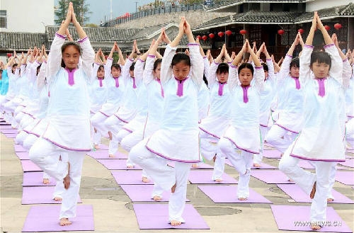 Fans practice yoga in Guizhou province