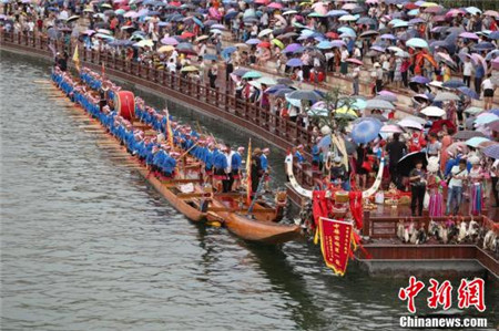 World's longest dragon boat sails in Guizhou