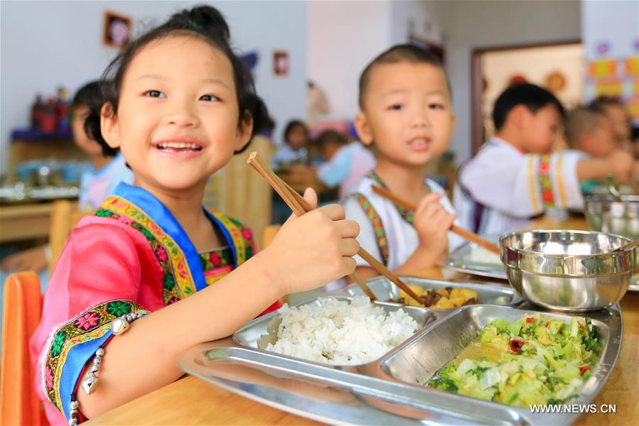 Rural children take free lunch in SW China's Guizhou
