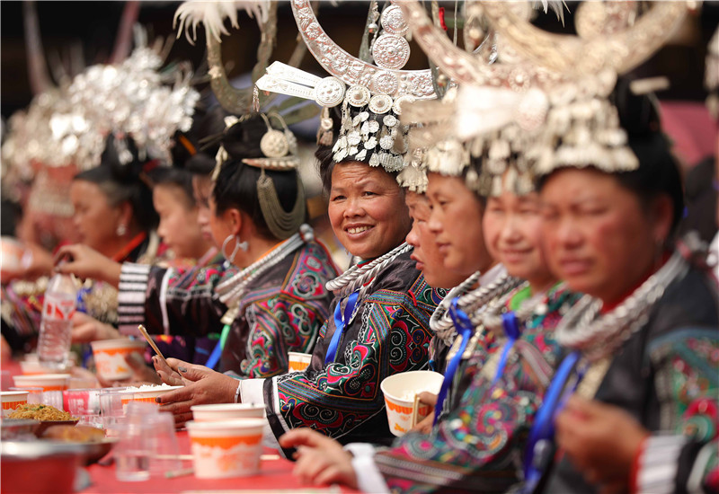 Guizhou long-table banquet serves 20,000 people