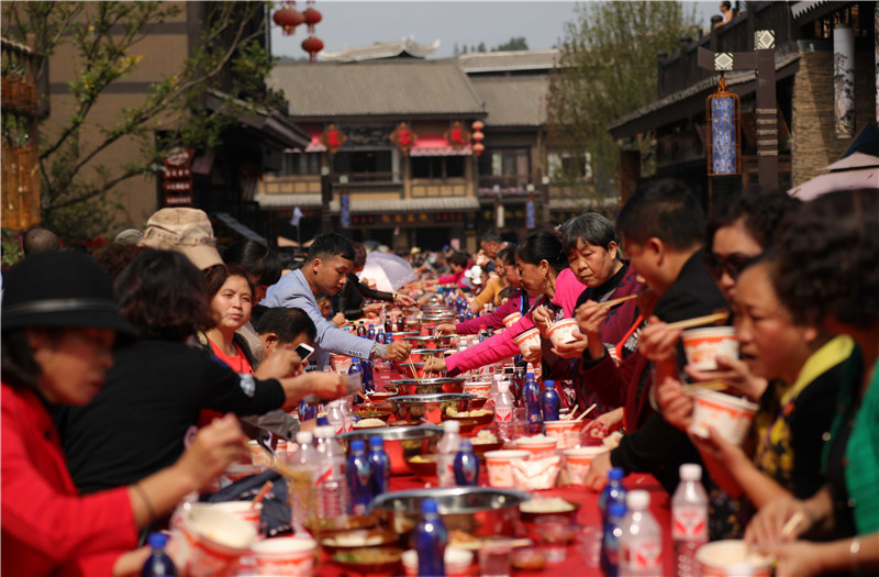 Guizhou long-table banquet serves 20,000 people