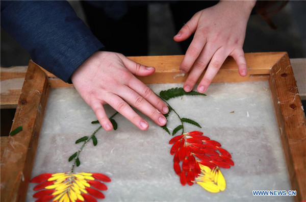 Overseas students get close with handicrafts in Guizhou