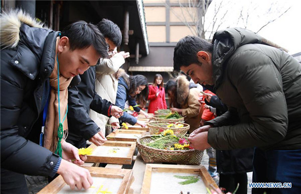 Overseas students get close with handicrafts in Guizhou
