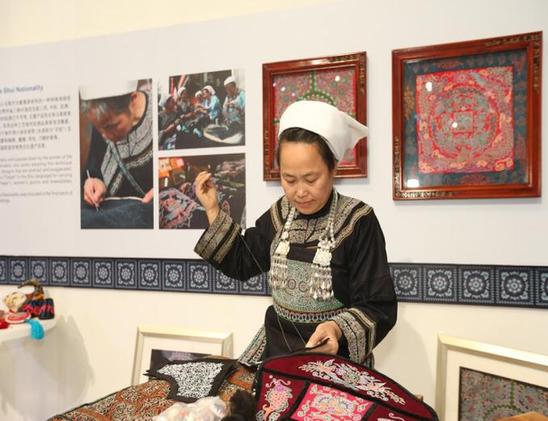 Guizhou delegate committed to horsetail embroidery