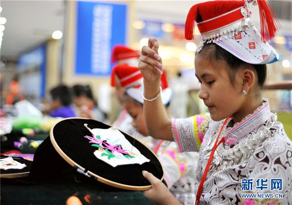 Guizhou exhibition showcases folk handicrafts