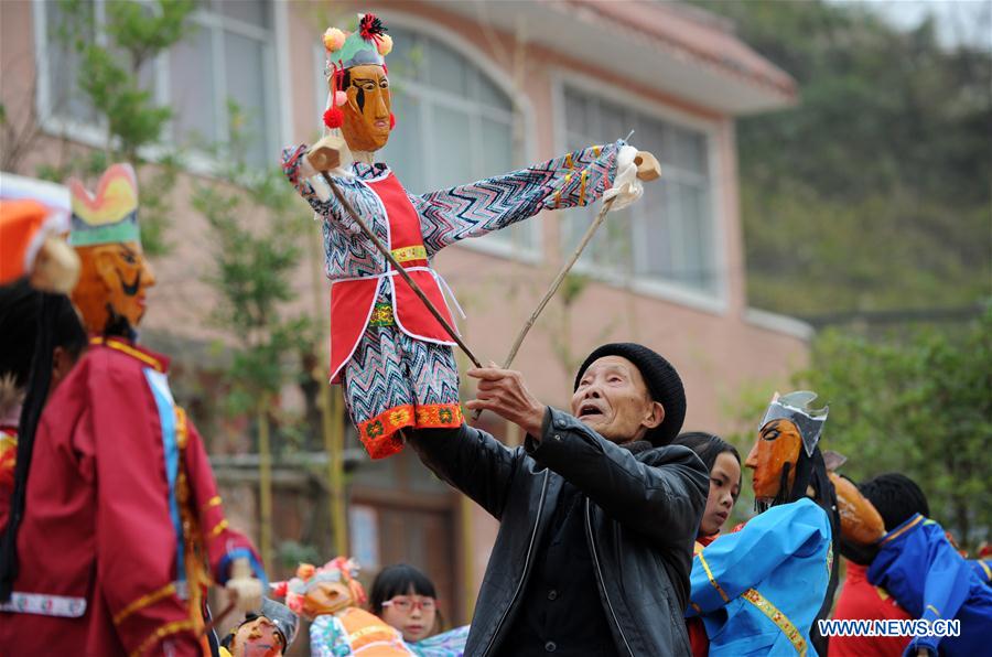 Shiqian puppet show inheritors teach students to perform in China's Guizhou