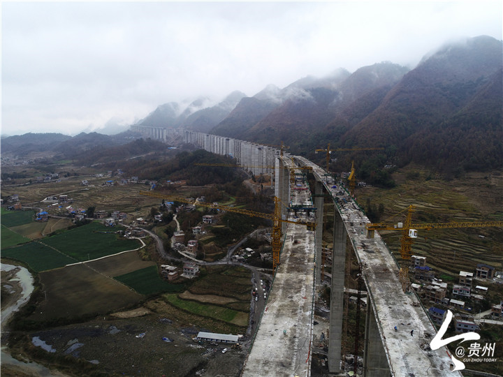 Main span of Guizhou's longest bridge completed