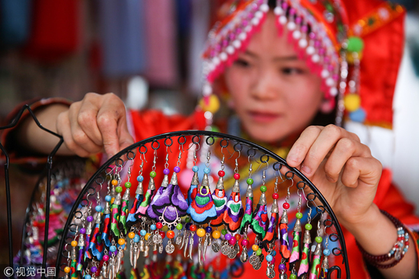 Handmade ethnic clothing grows in popularity in Southwest China