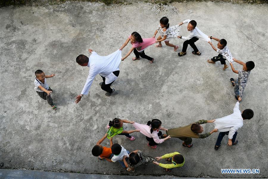 Teacher sticks to post for 37 years in Guizhou