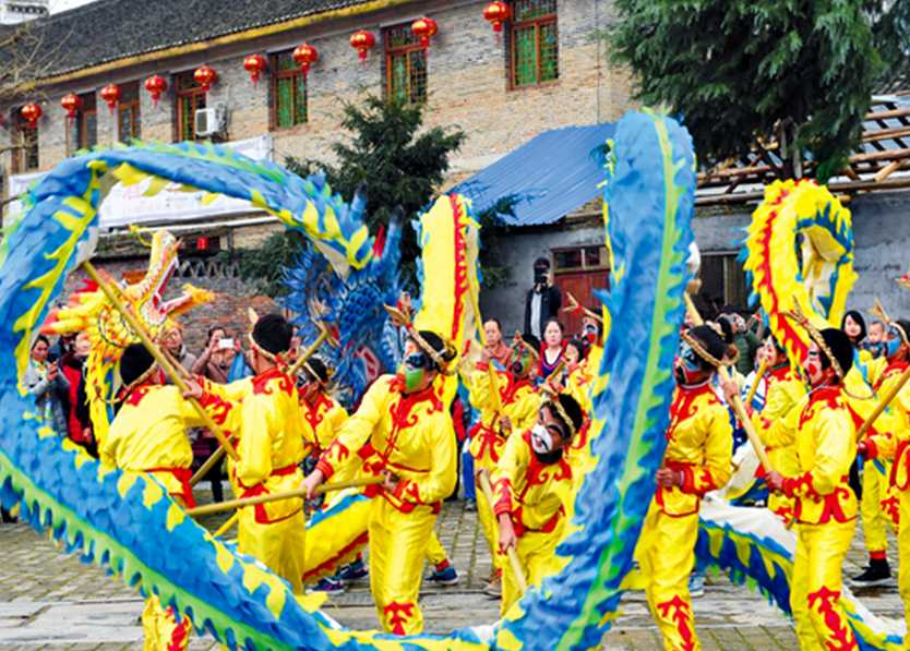 Students perform dragon dance in Jinping county