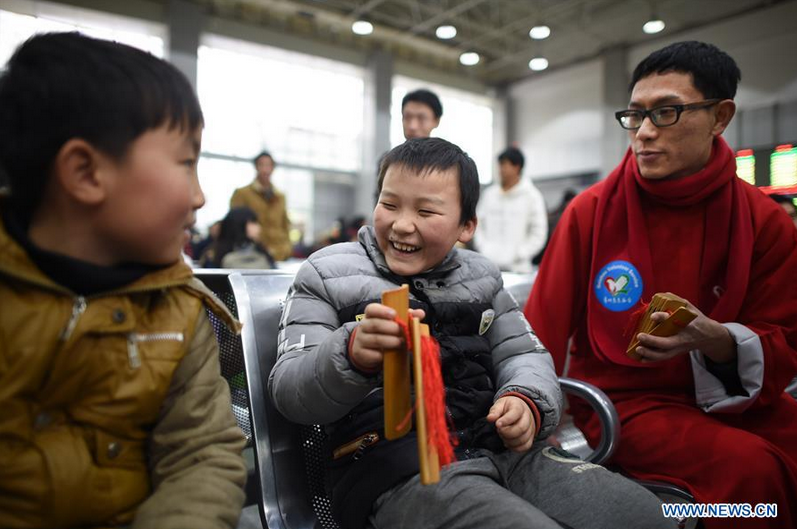 Volunteers stage performance for passengers at Guiyang Railway Station