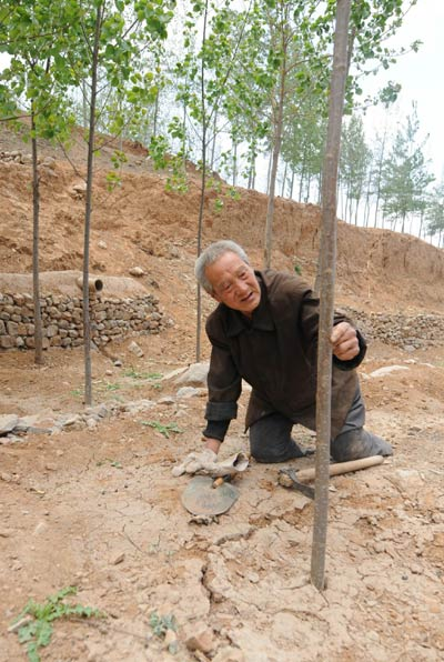 Legless veteran planted 3,000 trees in 10 years<BR>