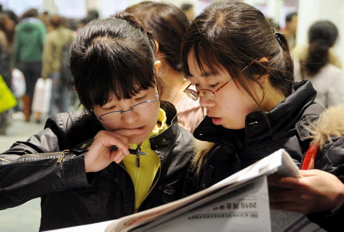 Job seekers crowd into fair in Shijiazhuang
