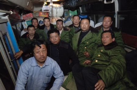 Ten farmers from Hebei arrives in quake-hit Yushu with relief goods