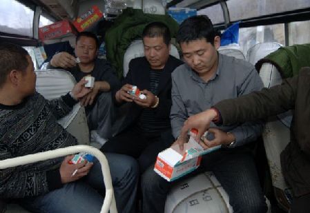 Ten farmers from Hebei arrives in quake-hit Yushu with relief goods