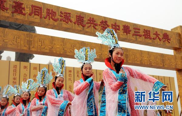Compatriots across the strait honor their ancestry