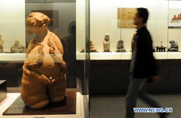 Mud sculptures feature country lives Hebei