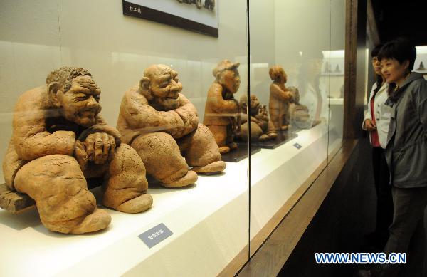 Mud sculptures feature country lives Hebei