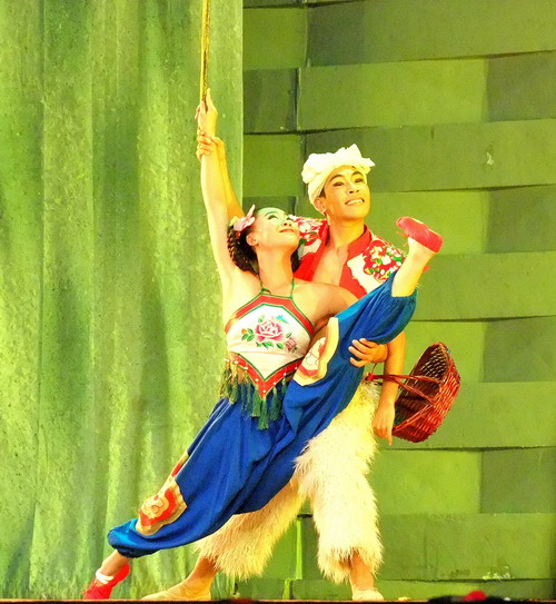 Large-scale folksong stage play ‘Red Peach Blossom’ premieres in Shijiazhuang