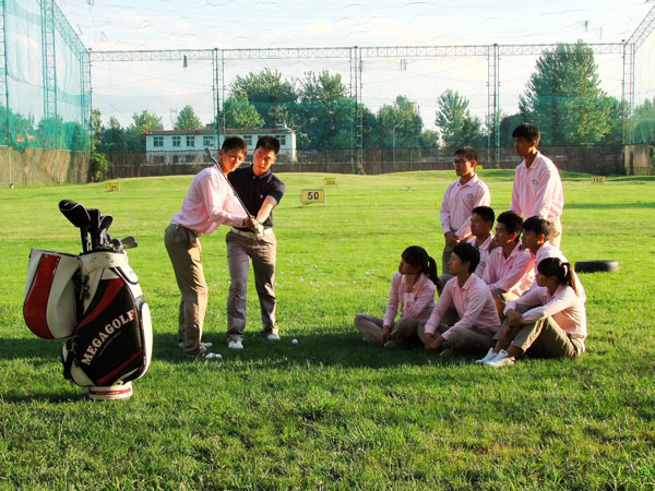 Students under instruction at the Hebei Institute of Physical Education in Shijiazhuang, capital of Hebei province. The institute is one of a small number of schools providing golf degrees in China. Photos by Liu Xiang / China Daily Golf students prepare to join the club