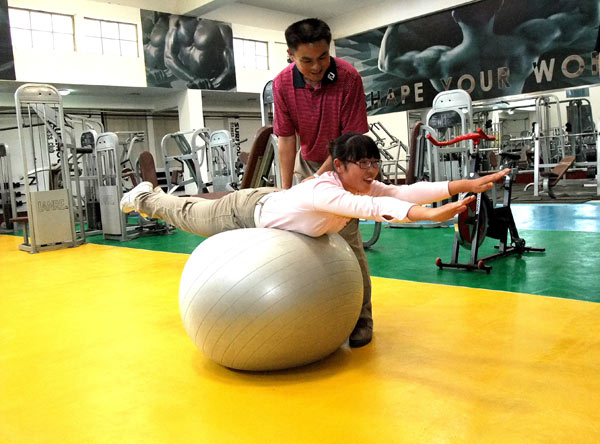 Students at the Hebei Institute undertake a variety of regular physical exercises. Golf students prepare to join the club