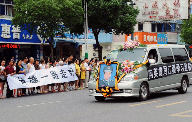 Zhou Jiangjiang of Tongzhou Construction in Yantai, eastern China's Shandong province died on Jan 2. Heroes of 2012