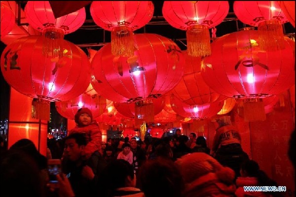 Pepole celebrate Lantern Festival in China's Hebei