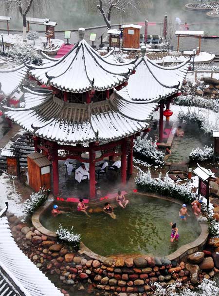 People enjoy hot spring in Xingtai