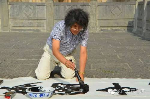 Overseas students learn calligraphy at Longmen Grottoes
