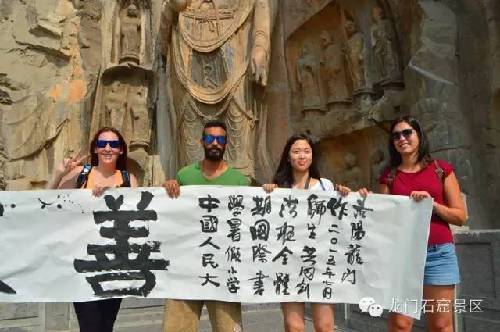 Overseas students learn calligraphy at Longmen Grottoes