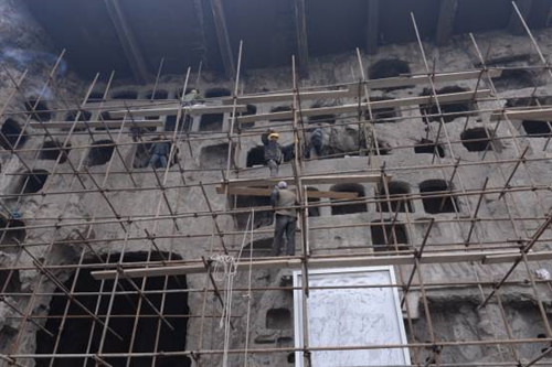 Longmen protectors make digital archives for grottoes