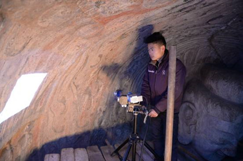 Longmen protectors make digital archives for grottoes