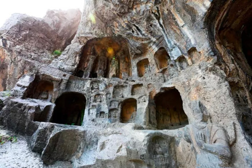 Sunlight and the light of Longmen's Buddha during winter