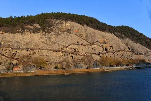 Sunlight and the light of Longmen's Buddha during winter