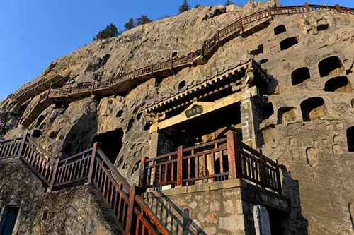 Sunlight and the light of Longmen's Buddha during winter