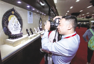 Jade carving festival and rose fair open together in Nanyang